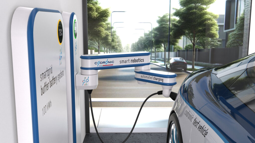 Ein Bild von einem Roboter der einen Ladestecker in ein Elektroauto einsteckt.