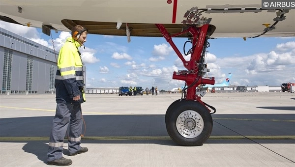 Ein Foto von einem Testingenieur vor dem elektrischen Bugrad.
