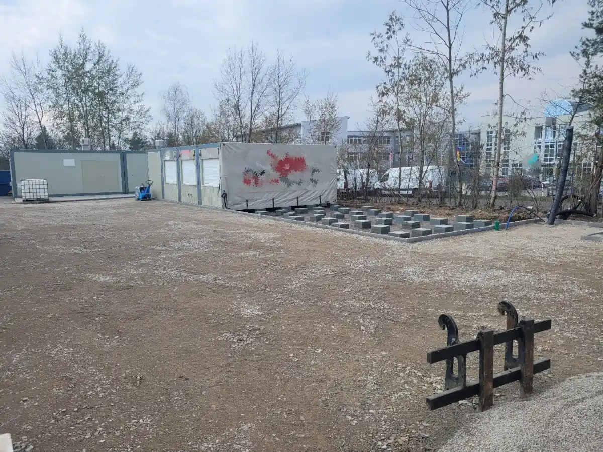 Ein Foto der Baustelle, das Fundament für das Labor ist fertiggestellt und die Container sin bereits zur Hälfte aufgestellt. 